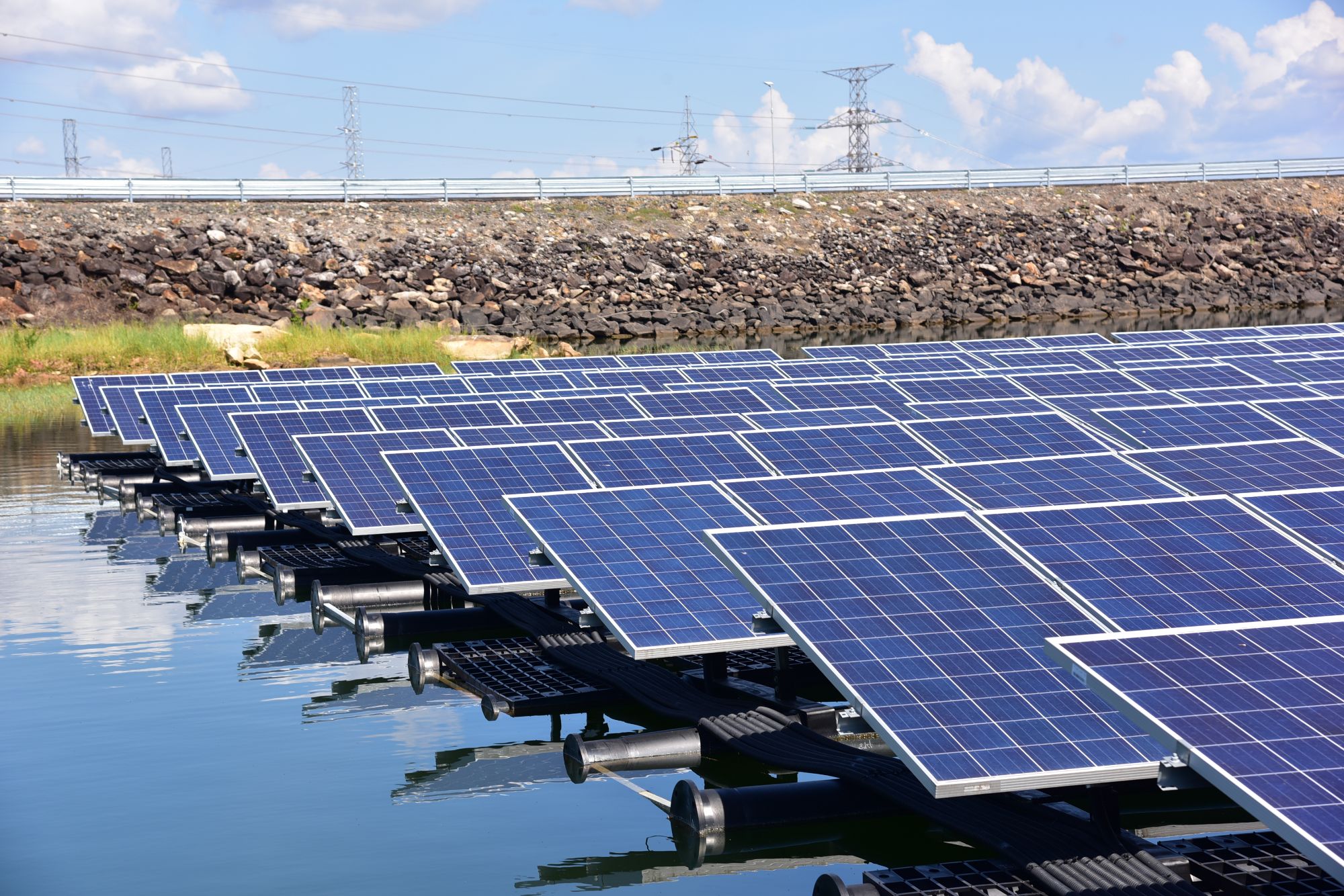 Электростанции отзыв. Шерабад Солнечная электростанция. Solar PV Plant. Floating Solar PV. Солнечная электростанция Сольнова Испания.